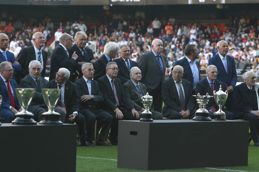 Lleno total por el centenario del Valencia. Mestalla se rinde a los pies de un partido único por el aniversario del club con un homenaje a los jugadores valencianistas de diferentes épocas. Un combinado con las leyendas del Valencia CF se enfrenta a un equipo de históricos de la selección española