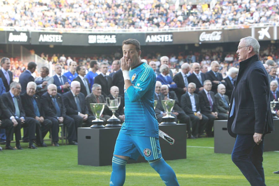 Lleno total por el centenario del Valencia. Mestalla se rinde a los pies de un partido único por el aniversario del club con un homenaje a los jugadores valencianistas de diferentes épocas. Un combinado con las leyendas del Valencia CF se enfrenta a un equipo de históricos de la selección española