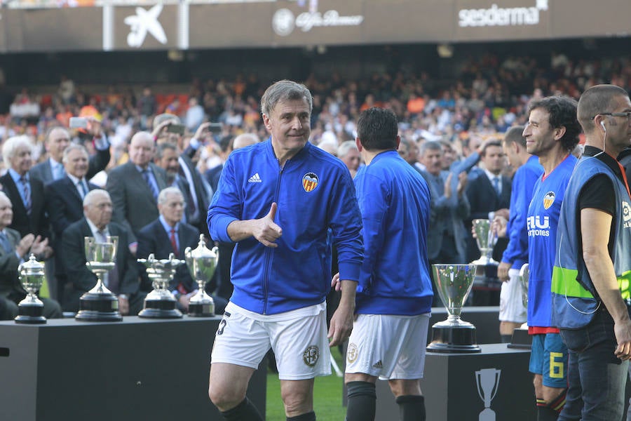 Lleno total por el centenario del Valencia. Mestalla se rinde a los pies de un partido único por el aniversario del club con un homenaje a los jugadores valencianistas de diferentes épocas. Un combinado con las leyendas del Valencia CF se enfrenta a un equipo de históricos de la selección española