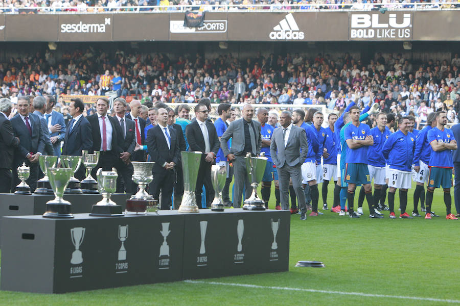 Lleno total por el centenario del Valencia. Mestalla se rinde a los pies de un partido único por el aniversario del club con un homenaje a los jugadores valencianistas de diferentes épocas. Un combinado con las leyendas del Valencia CF se enfrenta a un equipo de históricos de la selección española