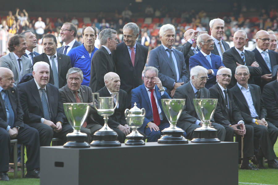 Lleno total por el centenario del Valencia. Mestalla se rinde a los pies de un partido único por el aniversario del club con un homenaje a los jugadores valencianistas de diferentes épocas. Un combinado con las leyendas del Valencia CF se enfrenta a un equipo de históricos de la selección española