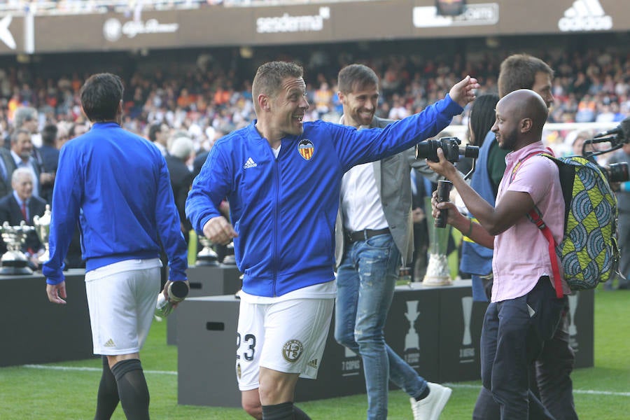 Lleno total por el centenario del Valencia. Mestalla se rinde a los pies de un partido único por el aniversario del club con un homenaje a los jugadores valencianistas de diferentes épocas. Un combinado con las leyendas del Valencia CF se enfrenta a un equipo de históricos de la selección española