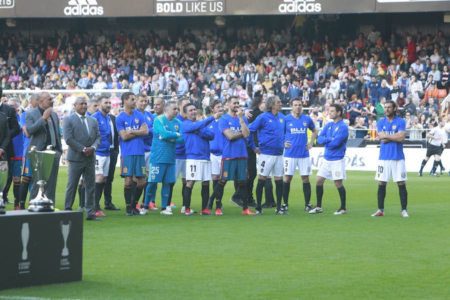 Lleno total por el centenario del Valencia. Mestalla se rinde a los pies de un partido único por el aniversario del club con un homenaje a los jugadores valencianistas de diferentes épocas. Un combinado con las leyendas del Valencia CF se enfrenta a un equipo de históricos de la selección española