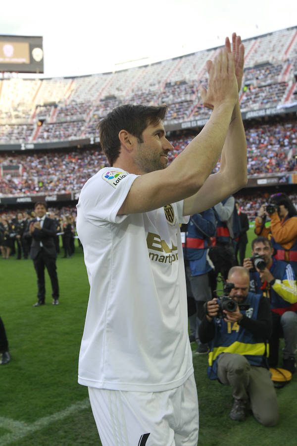 Lleno total por el centenario del Valencia. Mestalla se rinde a los pies de un partido único por el aniversario del club con un homenaje a los jugadores valencianistas de diferentes épocas. Un combinado con las leyendas del Valencia CF se enfrenta a un equipo de históricos de la selección española