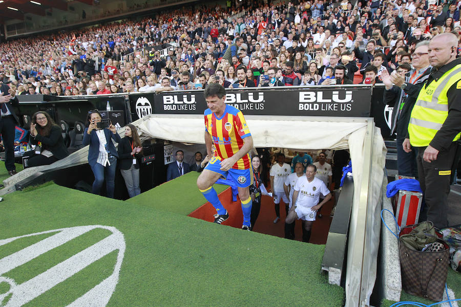 Lleno total por el centenario del Valencia. Mestalla se rinde a los pies de un partido único por el aniversario del club con un homenaje a los jugadores valencianistas de diferentes épocas. Un combinado con las leyendas del Valencia CF se enfrenta a un equipo de históricos de la selección española