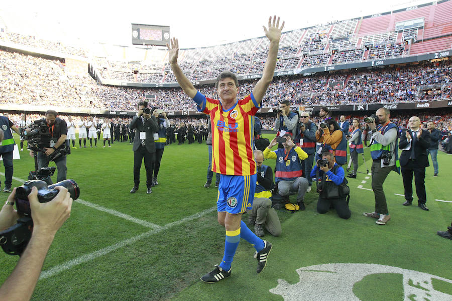 Lleno total por el centenario del Valencia. Mestalla se rinde a los pies de un partido único por el aniversario del club con un homenaje a los jugadores valencianistas de diferentes épocas. Un combinado con las leyendas del Valencia CF se enfrenta a un equipo de históricos de la selección española