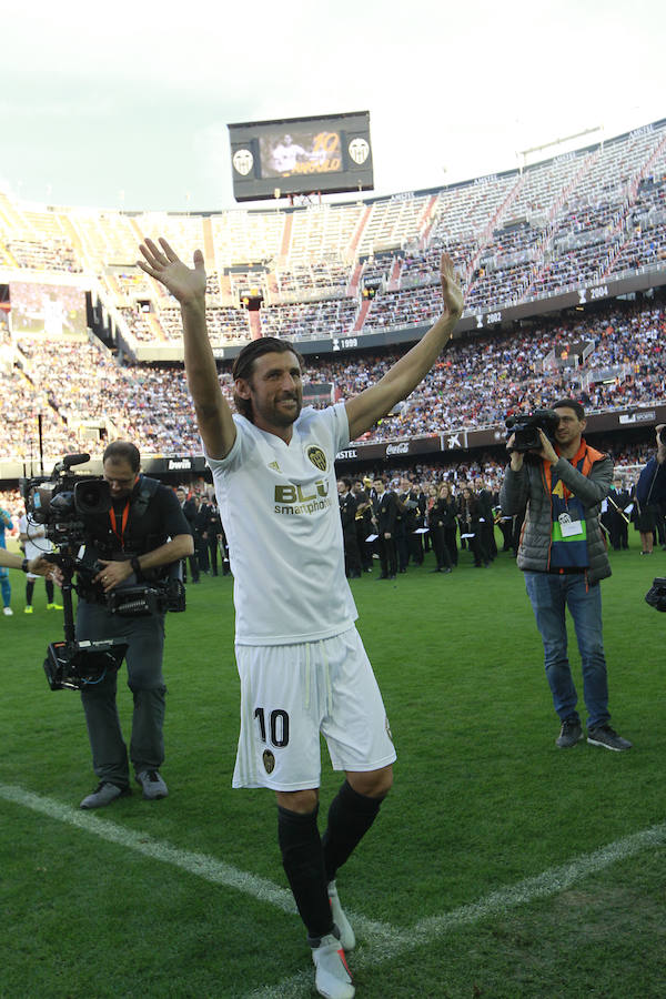 Lleno total por el centenario del Valencia. Mestalla se rinde a los pies de un partido único por el aniversario del club con un homenaje a los jugadores valencianistas de diferentes épocas. Un combinado con las leyendas del Valencia CF se enfrenta a un equipo de históricos de la selección española