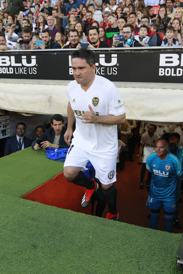 Lleno total por el centenario del Valencia. Mestalla se rinde a los pies de un partido único por el aniversario del club con un homenaje a los jugadores valencianistas de diferentes épocas. Un combinado con las leyendas del Valencia CF se enfrenta a un equipo de históricos de la selección española