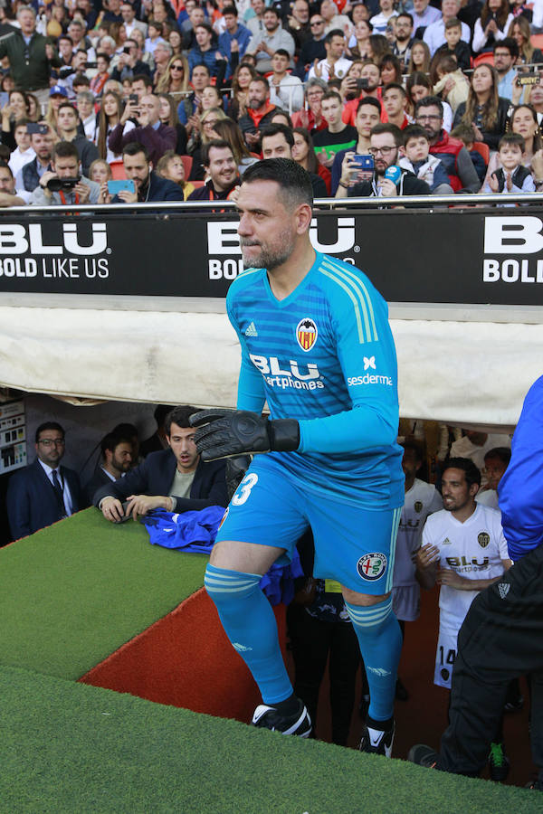 Lleno total por el centenario del Valencia. Mestalla se rinde a los pies de un partido único por el aniversario del club con un homenaje a los jugadores valencianistas de diferentes épocas. Un combinado con las leyendas del Valencia CF se enfrenta a un equipo de históricos de la selección española