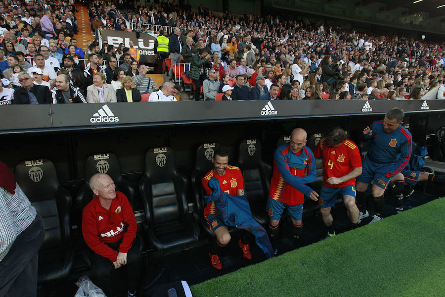 Lleno total por el centenario del Valencia. Mestalla se rinde a los pies de un partido único por el aniversario del club con un homenaje a los jugadores valencianistas de diferentes épocas. Un combinado con las leyendas del Valencia CF se enfrenta a un equipo de históricos de la selección española