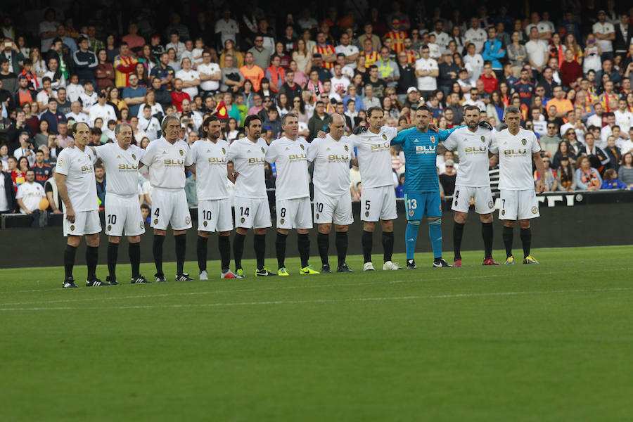 Lleno total por el centenario del Valencia. Mestalla se rinde a los pies de un partido único por el aniversario del club con un homenaje a los jugadores valencianistas de diferentes épocas. Un combinado con las leyendas del Valencia CF se enfrenta a un equipo de históricos de la selección española