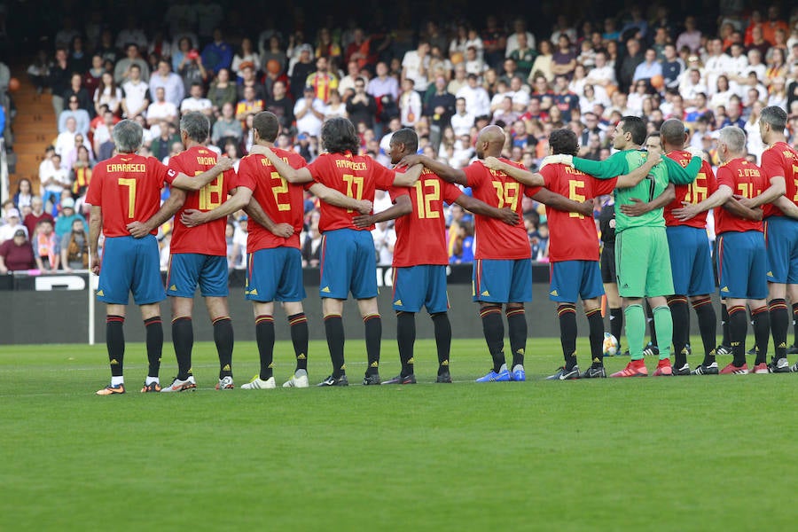 Lleno total por el centenario del Valencia. Mestalla se rinde a los pies de un partido único por el aniversario del club con un homenaje a los jugadores valencianistas de diferentes épocas. Un combinado con las leyendas del Valencia CF se enfrenta a un equipo de históricos de la selección española