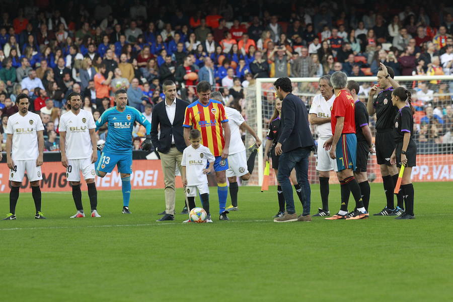 Lleno total por el centenario del Valencia. Mestalla se rinde a los pies de un partido único por el aniversario del club con un homenaje a los jugadores valencianistas de diferentes épocas. Un combinado con las leyendas del Valencia CF se enfrenta a un equipo de históricos de la selección española