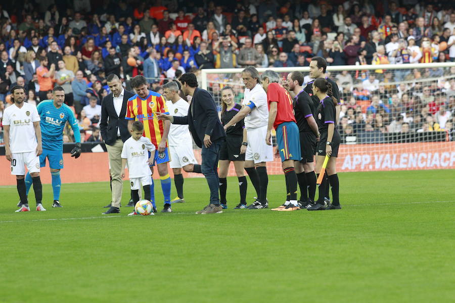 Lleno total por el centenario del Valencia. Mestalla se rinde a los pies de un partido único por el aniversario del club con un homenaje a los jugadores valencianistas de diferentes épocas. Un combinado con las leyendas del Valencia CF se enfrenta a un equipo de históricos de la selección española