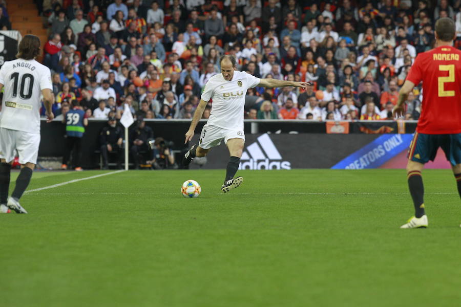 Lleno total por el centenario del Valencia. Mestalla se rinde a los pies de un partido único por el aniversario del club con un homenaje a los jugadores valencianistas de diferentes épocas. Un combinado con las leyendas del Valencia CF se enfrenta a un equipo de históricos de la selección española