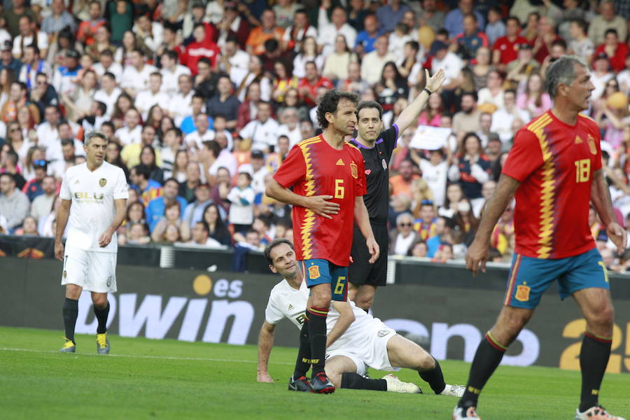 Lleno total por el centenario del Valencia. Mestalla se rinde a los pies de un partido único por el aniversario del club con un homenaje a los jugadores valencianistas de diferentes épocas. Un combinado con las leyendas del Valencia CF se enfrenta a un equipo de históricos de la selección española