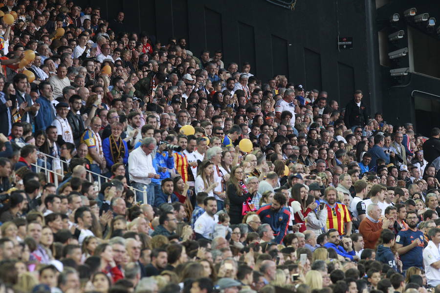 Lleno total por el centenario del Valencia. Mestalla se rinde a los pies de un partido único por el aniversario del club con un homenaje a los jugadores valencianistas de diferentes épocas. Un combinado con las leyendas del Valencia CF se enfrenta a un equipo de históricos de la selección española