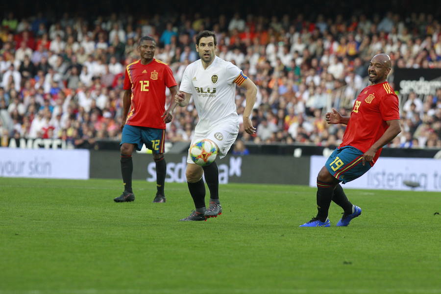 Lleno total por el centenario del Valencia. Mestalla se rinde a los pies de un partido único por el aniversario del club con un homenaje a los jugadores valencianistas de diferentes épocas. Un combinado con las leyendas del Valencia CF se enfrenta a un equipo de históricos de la selección española