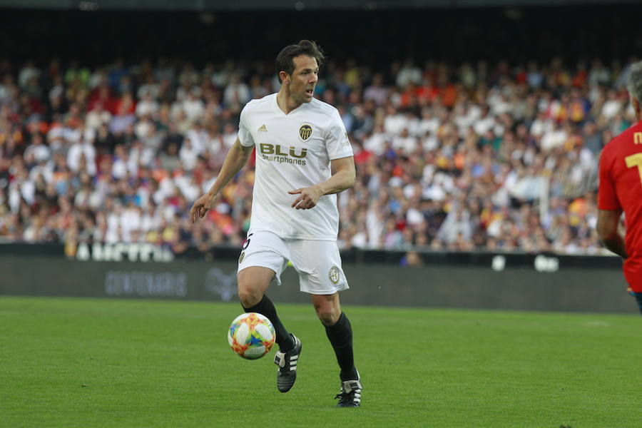 Lleno total por el centenario del Valencia. Mestalla se rinde a los pies de un partido único por el aniversario del club con un homenaje a los jugadores valencianistas de diferentes épocas. Un combinado con las leyendas del Valencia CF se enfrenta a un equipo de históricos de la selección española