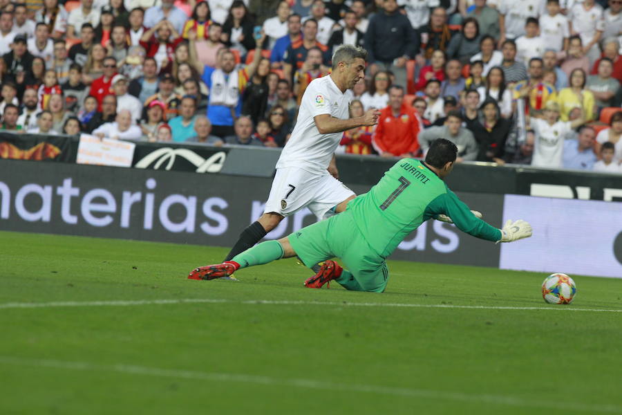 Lleno total por el centenario del Valencia. Mestalla se rinde a los pies de un partido único por el aniversario del club con un homenaje a los jugadores valencianistas de diferentes épocas. Un combinado con las leyendas del Valencia CF se enfrenta a un equipo de históricos de la selección española