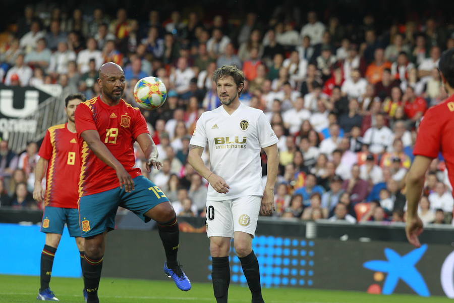 Lleno total por el centenario del Valencia. Mestalla se rinde a los pies de un partido único por el aniversario del club con un homenaje a los jugadores valencianistas de diferentes épocas. Un combinado con las leyendas del Valencia CF se enfrenta a un equipo de históricos de la selección española