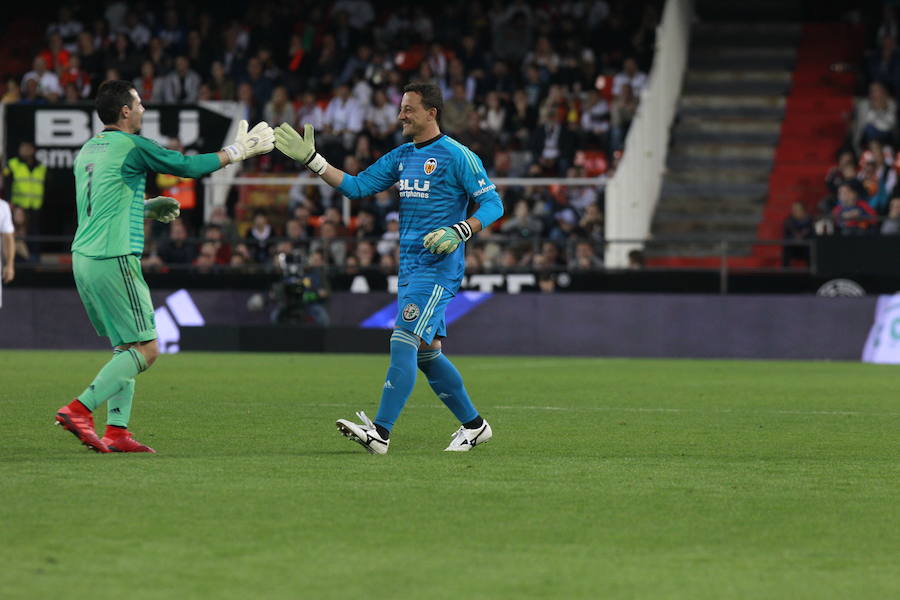 Lleno total por el centenario del Valencia. Mestalla se rinde a los pies de un partido único por el aniversario del club con un homenaje a los jugadores valencianistas de diferentes épocas. Un combinado con las leyendas del Valencia CF se enfrenta a un equipo de históricos de la selección española