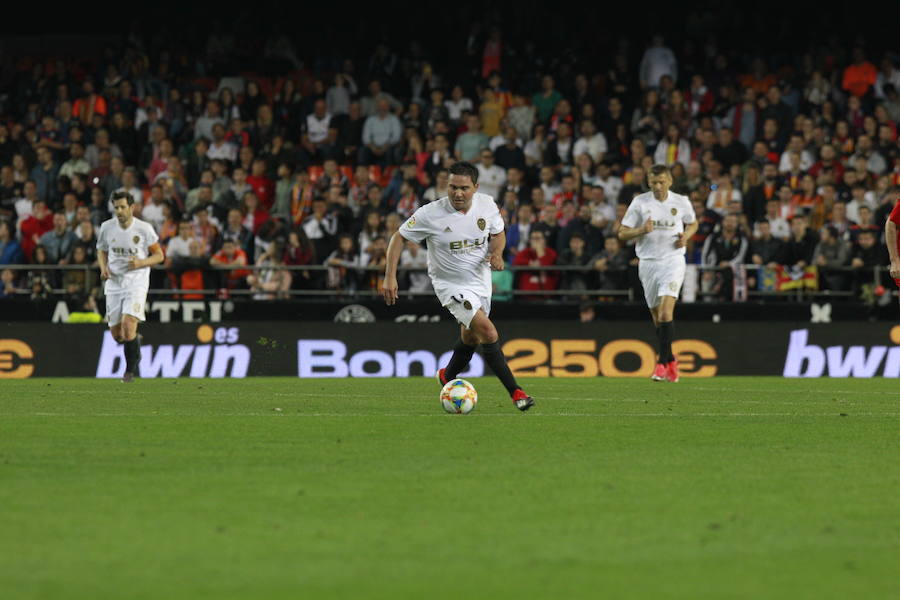 Lleno total por el centenario del Valencia. Mestalla se rinde a los pies de un partido único por el aniversario del club con un homenaje a los jugadores valencianistas de diferentes épocas. Un combinado con las leyendas del Valencia CF se enfrenta a un equipo de históricos de la selección española