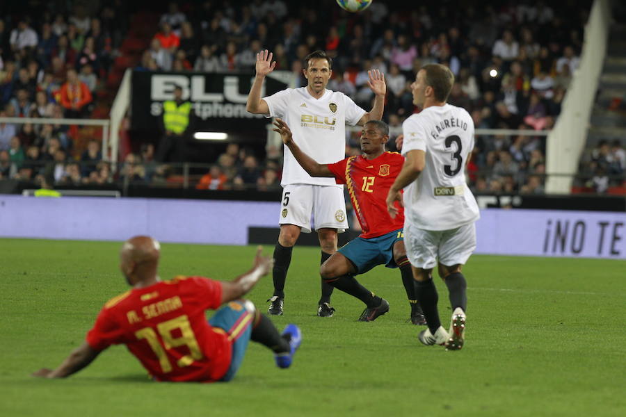 Lleno total por el centenario del Valencia. Mestalla se rinde a los pies de un partido único por el aniversario del club con un homenaje a los jugadores valencianistas de diferentes épocas. Un combinado con las leyendas del Valencia CF se enfrenta a un equipo de históricos de la selección española