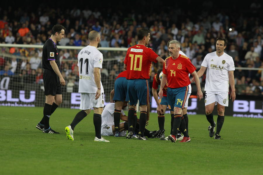 Lleno total por el centenario del Valencia. Mestalla se rinde a los pies de un partido único por el aniversario del club con un homenaje a los jugadores valencianistas de diferentes épocas. Un combinado con las leyendas del Valencia CF se enfrenta a un equipo de históricos de la selección española