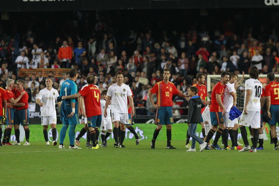 Lleno total por el centenario del Valencia. Mestalla se rinde a los pies de un partido único por el aniversario del club con un homenaje a los jugadores valencianistas de diferentes épocas. Un combinado con las leyendas del Valencia CF se enfrenta a un equipo de históricos de la selección española