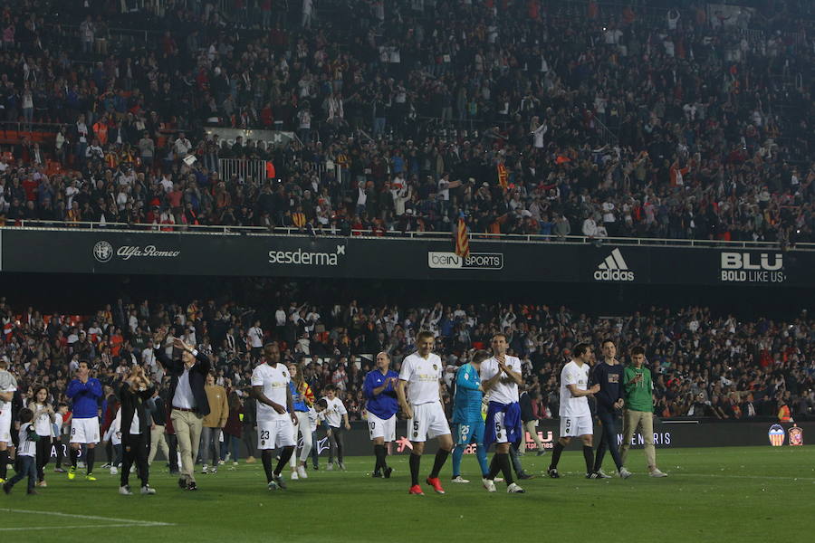 Lleno total por el centenario del Valencia. Mestalla se rinde a los pies de un partido único por el aniversario del club con un homenaje a los jugadores valencianistas de diferentes épocas. Un combinado con las leyendas del Valencia CF se enfrenta a un equipo de históricos de la selección española