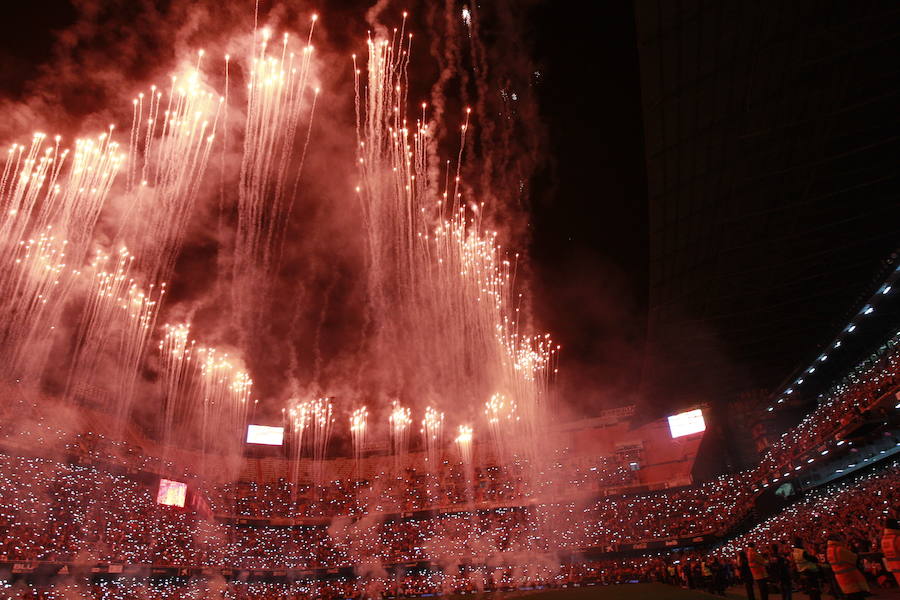 Lleno total por el centenario del Valencia. Mestalla se rinde a los pies de un partido único por el aniversario del club con un homenaje a los jugadores valencianistas de diferentes épocas. Un combinado con las leyendas del Valencia CF se enfrenta a un equipo de históricos de la selección española