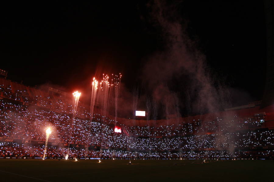 Lleno total por el centenario del Valencia. Mestalla se rinde a los pies de un partido único por el aniversario del club con un homenaje a los jugadores valencianistas de diferentes épocas. Un combinado con las leyendas del Valencia CF se enfrenta a un equipo de históricos de la selección española