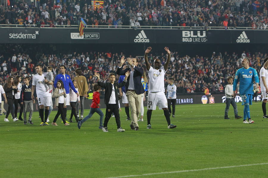 Lleno total por el centenario del Valencia. Mestalla se rinde a los pies de un partido único por el aniversario del club con un homenaje a los jugadores valencianistas de diferentes épocas. Un combinado con las leyendas del Valencia CF se enfrenta a un equipo de históricos de la selección española