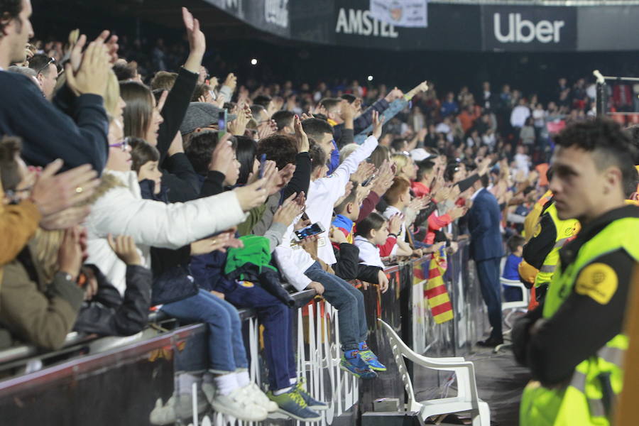 Lleno total por el centenario del Valencia. Mestalla se rinde a los pies de un partido único por el aniversario del club con un homenaje a los jugadores valencianistas de diferentes épocas. Un combinado con las leyendas del Valencia CF se enfrenta a un equipo de históricos de la selección española