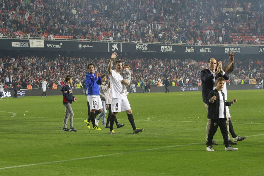 Lleno total por el centenario del Valencia. Mestalla se rinde a los pies de un partido único por el aniversario del club con un homenaje a los jugadores valencianistas de diferentes épocas. Un combinado con las leyendas del Valencia CF se enfrenta a un equipo de históricos de la selección española