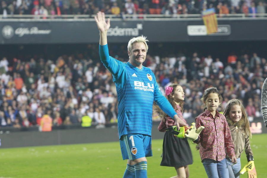 Lleno total por el centenario del Valencia. Mestalla se rinde a los pies de un partido único por el aniversario del club con un homenaje a los jugadores valencianistas de diferentes épocas. Un combinado con las leyendas del Valencia CF se enfrenta a un equipo de históricos de la selección española