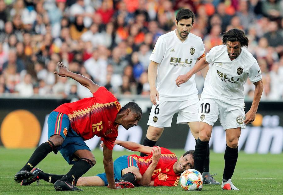 Lleno total por el centenario del Valencia. Mestalla se rinde a los pies de un partido único por el aniversario del club con un homenaje a los jugadores valencianistas de diferentes épocas. Un combinado con las leyendas del Valencia CF se enfrenta a un equipo de históricos de la selección española