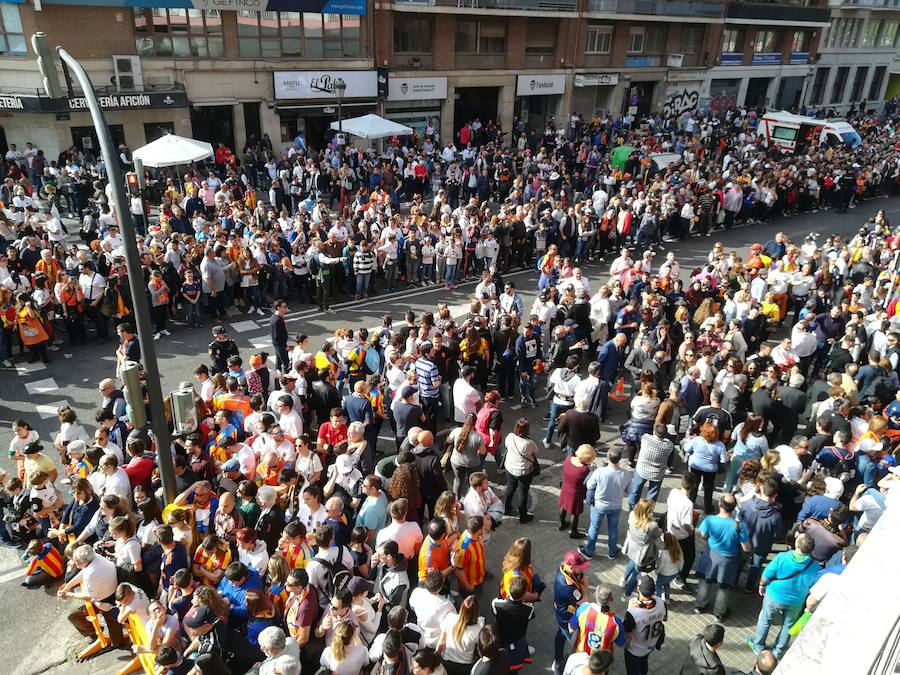 Lleno total por el centenario del Valencia. Mestalla se rinde a los pies de un partido único por el aniversario del club con un homenaje a los jugadores de diferentes épocas. 