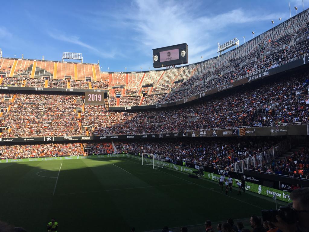 Lleno total por el centenario del Valencia. Mestalla se rinde a los pies de un partido único por el aniversario del club con un homenaje a los jugadores de diferentes épocas. 