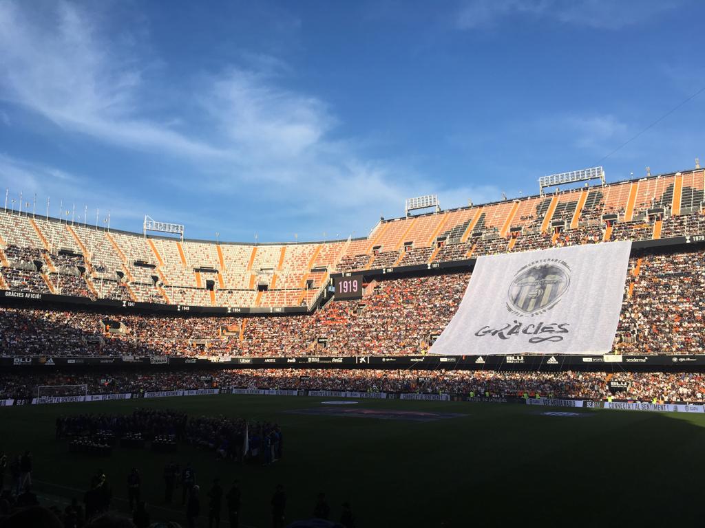 Lleno total por el centenario del Valencia. Mestalla se rinde a los pies de un partido único por el aniversario del club con un homenaje a los jugadores de diferentes épocas. 