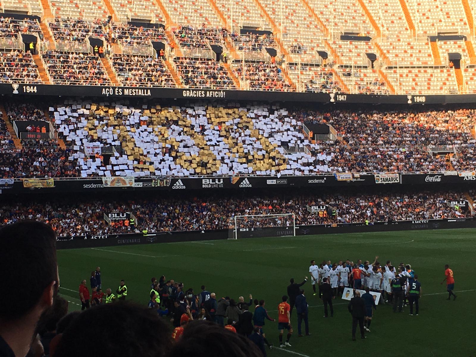 Lleno total por el centenario del Valencia. Mestalla se rinde a los pies de un partido único por el aniversario del club con un homenaje a los jugadores valencianistas de diferentes épocas. Un combinado con las leyendas del Valencia CF se enfrenta a un equipo de históricos de la selección española