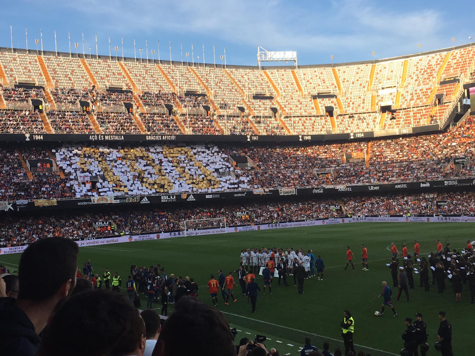 Lleno total por el centenario del Valencia. Mestalla se rinde a los pies de un partido único por el aniversario del club con un homenaje a los jugadores valencianistas de diferentes épocas. Un combinado con las leyendas del Valencia CF se enfrenta a un equipo de históricos de la selección española