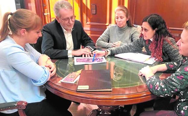 El alcalde, Ramón Marí, en una de las reuniones.