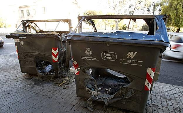 Contenedores quemados. 