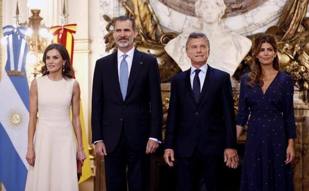 El rey Felipe VI y la reina Letizia junto al presidente argentino, Mauricio Macri y la primera dama, Juliana Awada.