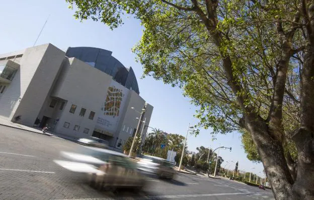 Una malla gris oscuro cubre la cubierta de trencadís del Palau de la Música. 