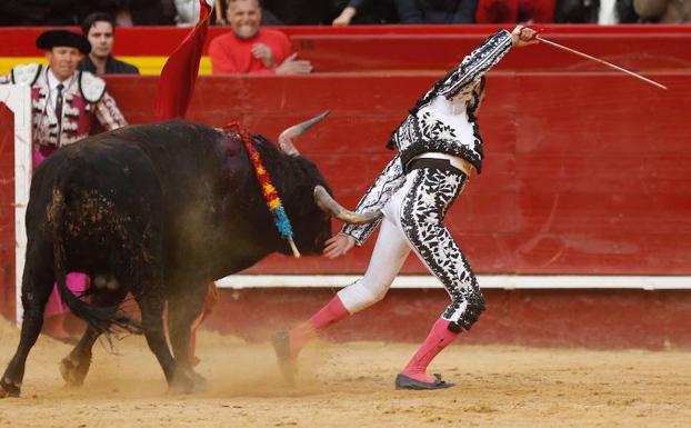 Momento de la cogida de Enrique Ponce en la feria de Fallas 2019.