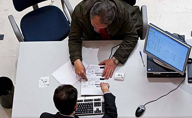 Una persona presenta la declaración en una oficina de la Agencia Tributaria.