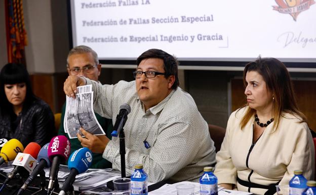 El presidente de la Interagrupación, Jesús Hernández, muestra fotos de antes y después de la limpieza de verbenas del centro.